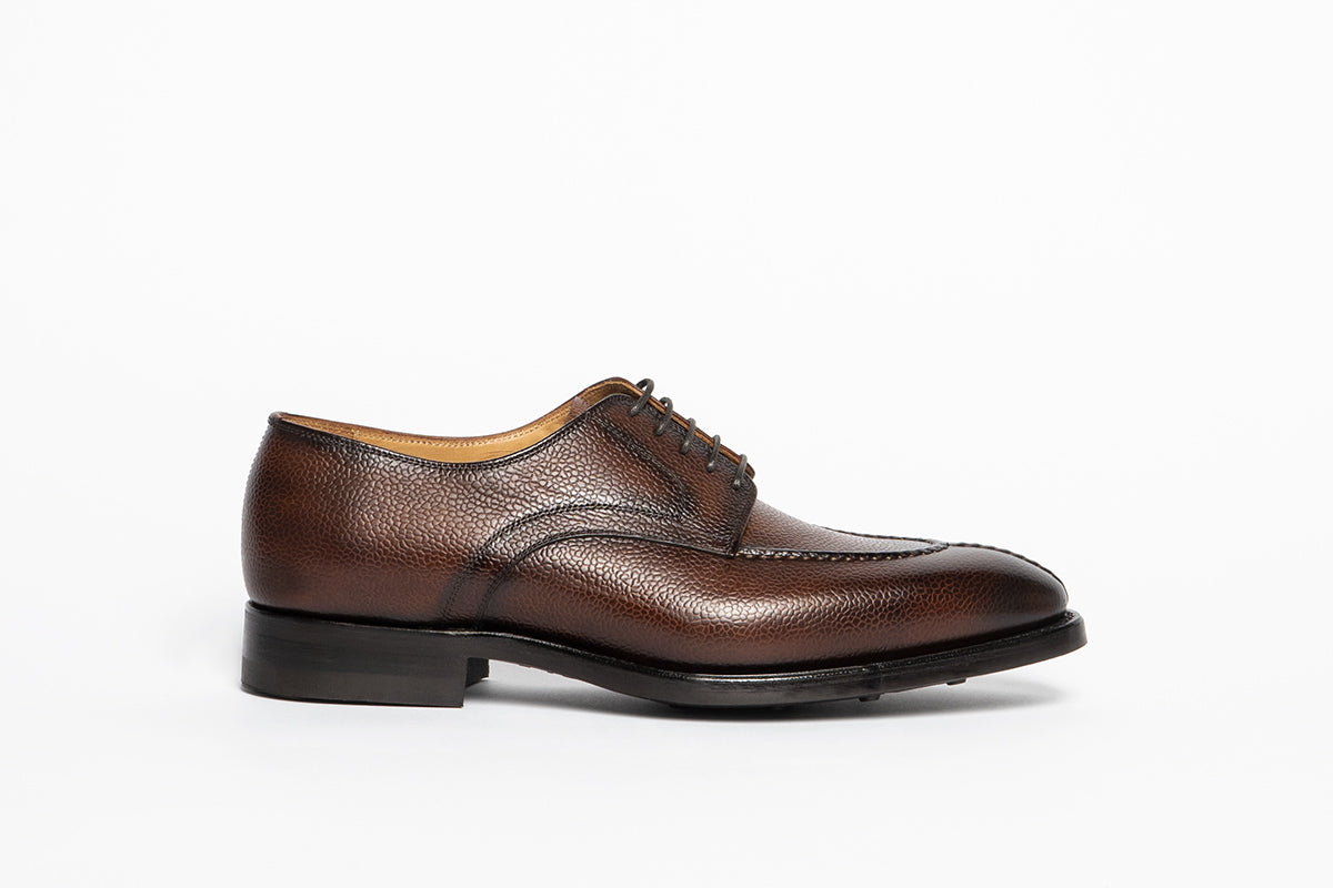 Carlos Santos 9131 Split-Toe Derby in brown Scotch-Grain leather with Dainite rubber sole and Goodyear welt construction on a white background.